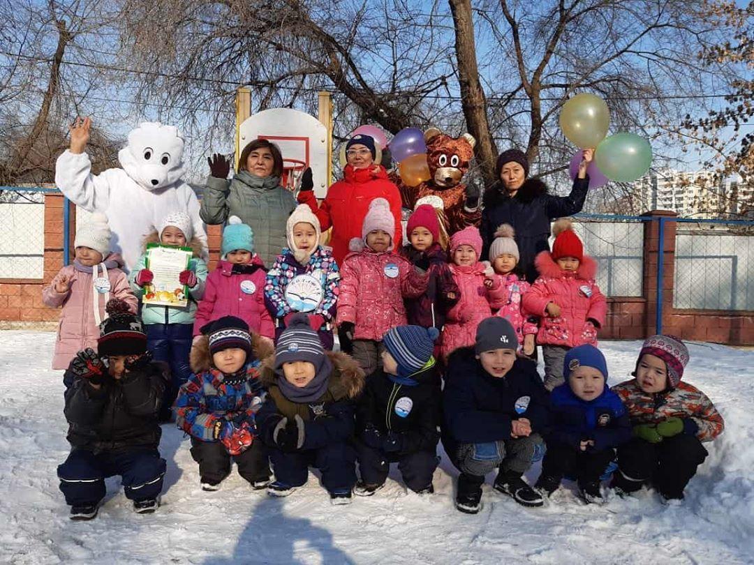 "Балапан" және "Жұлдыз" топтарының арасындағы эстафеталық жарыс. Бүлдіршіндеріміз жарысқа жақсы қатысып, екі топ та тең дәрежеге ие болды