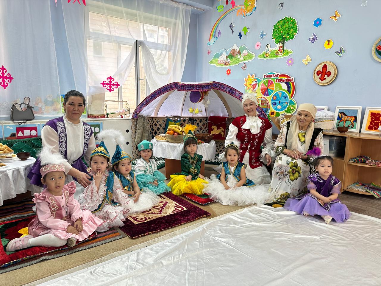 Кіші"Құлыншақ"тобы Қош келдің,Әз-Наурыз Жылдың басы Наурыз, Жердің басы Наурыз. Мерекеге арналсын Бүгінгі жыр- әніміз. Тәрбиешілері:Айман Досановна Камбарова Гулнара Алькеева