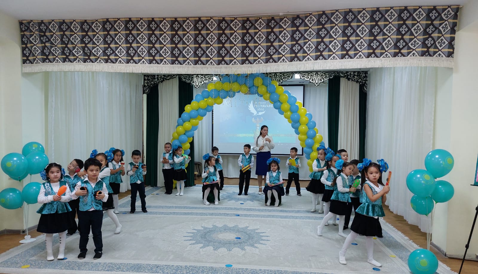 “Бауырсақ” мектепалды тобының ата-аналарының 25 қазан – Республика күніне арналған “Жасай бер, Қазақстан!” флешмобы