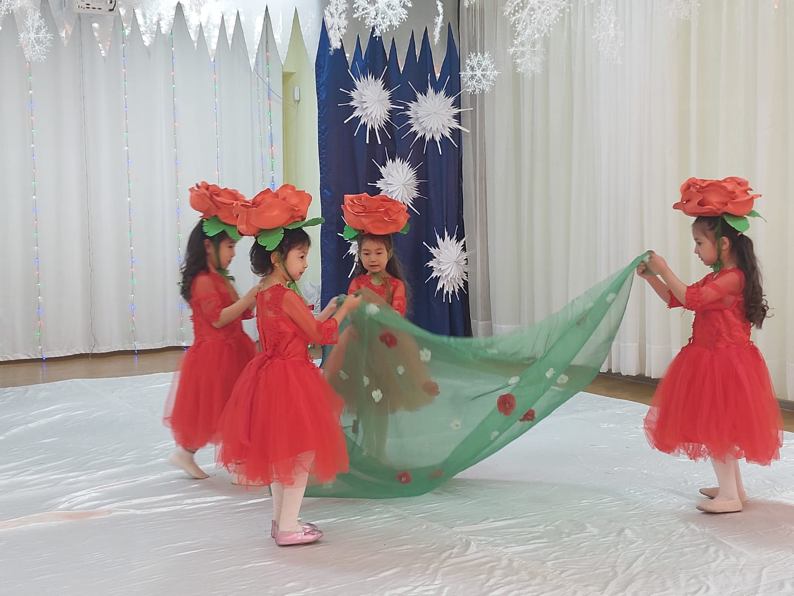 Мектепалды Балдәурен тобы  Ертегі желісімен “Мұз сарайындағы Жаңа жыл”